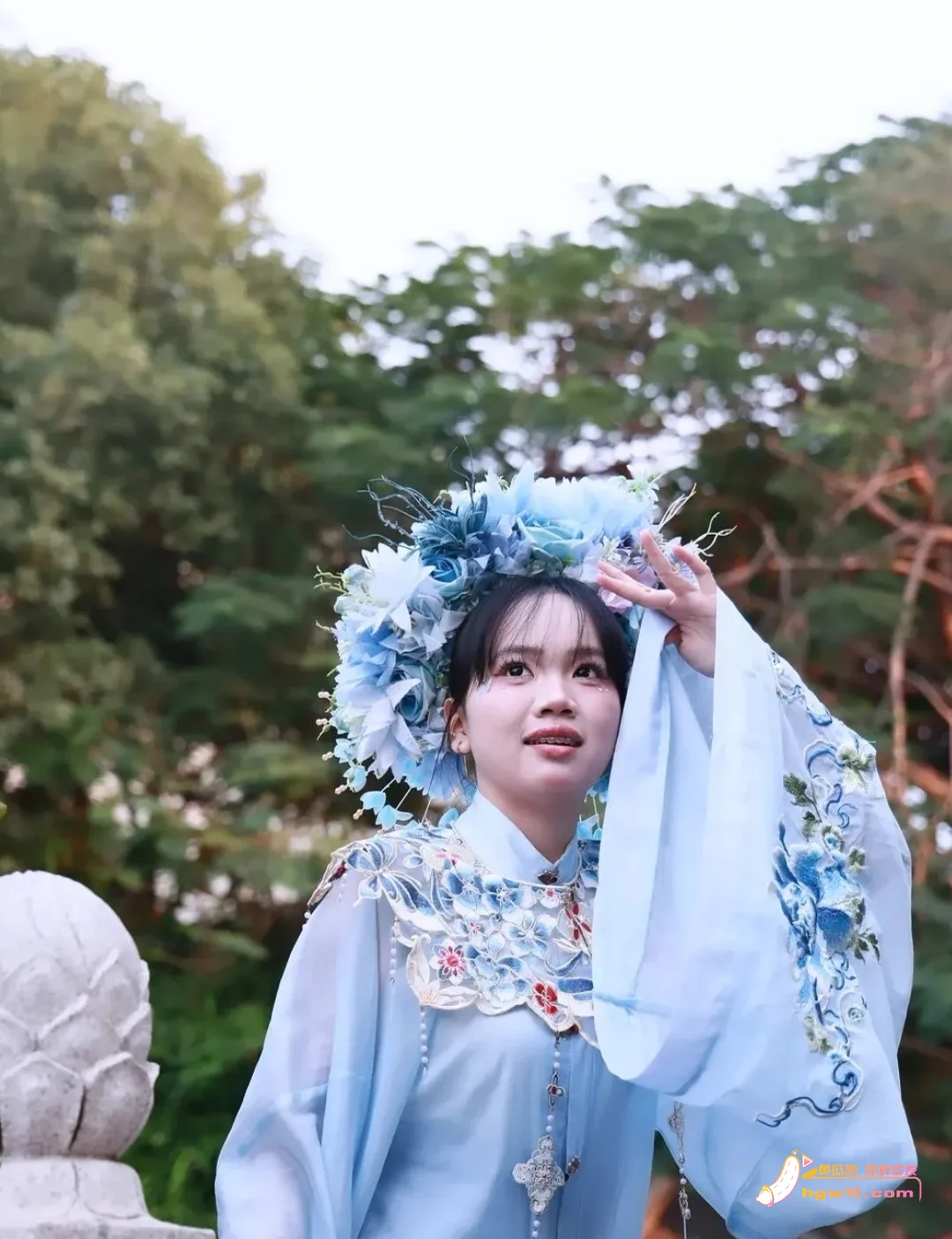 餐厅服务员林莉英私密视频曝光，多面形象引热议