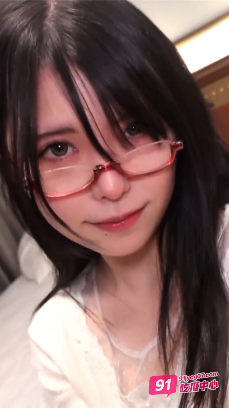 眼镜妹就是骚啊！清纯外表下一副淫荡的肉体 一碰就淫水四溢