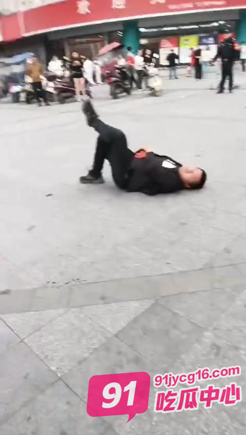 浙江绍兴大润发无差别伤人事件！围观群众：谁离他近就砍谁！