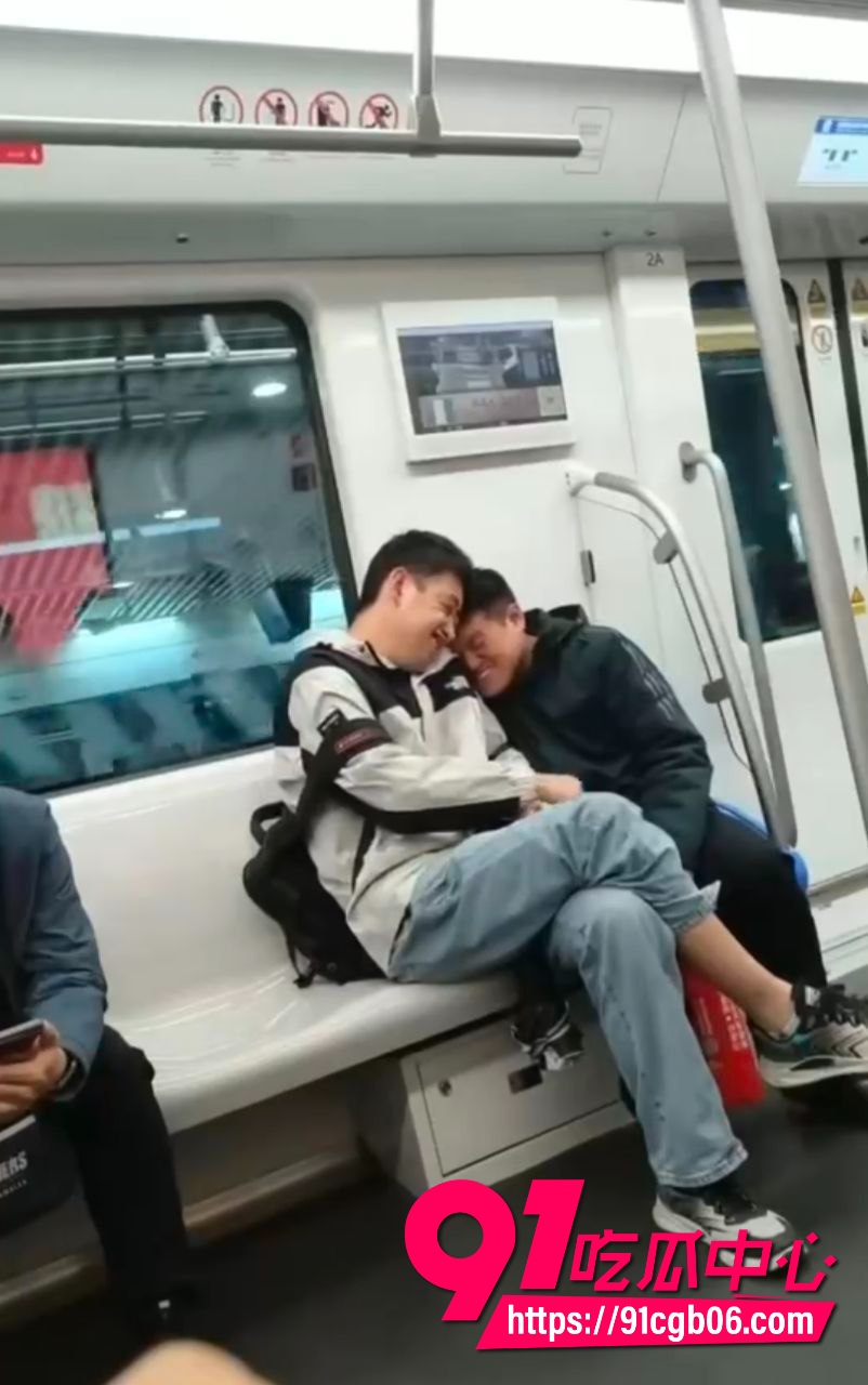 真是恶心，坐地铁碰到一对gay4