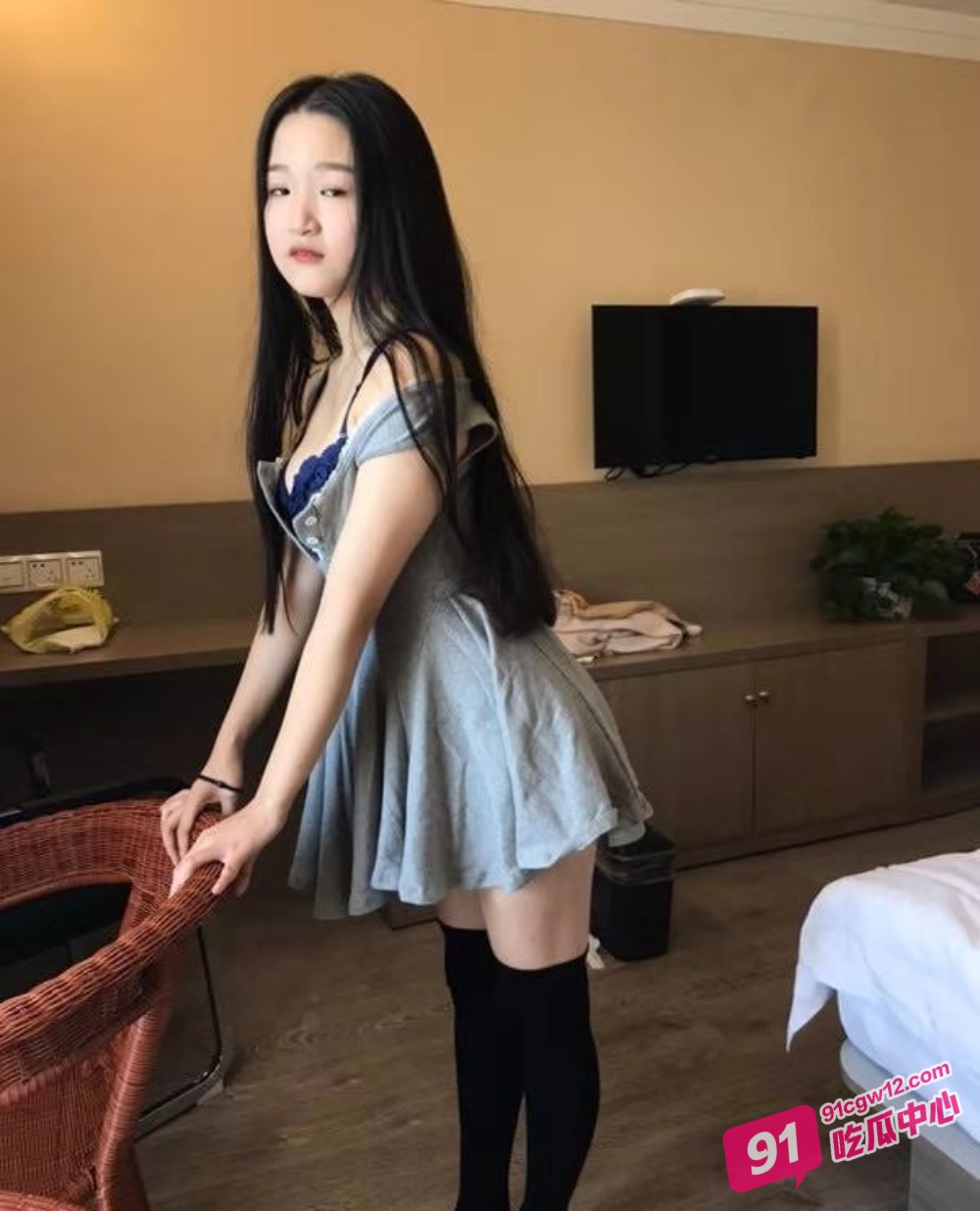 河南小情侣同居日常 大尺度性爱视频泄密 丰满蜜桃臀对镜被疯狂插入！