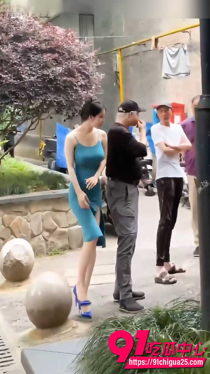 绿帽儿子爱看反差母狗妈妈巨乳翘臀被群男轮干1