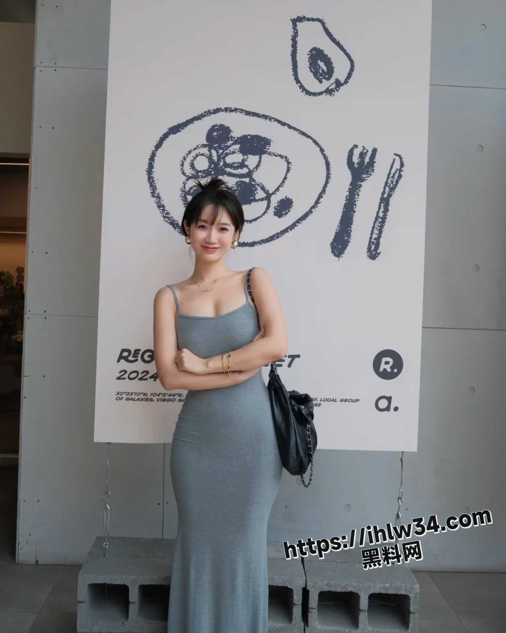 那一夜操了女友不穿内裤的淫妈妈 她用她的舌头疯狂舔我的龟头 实在是太爽了！ 网友自述