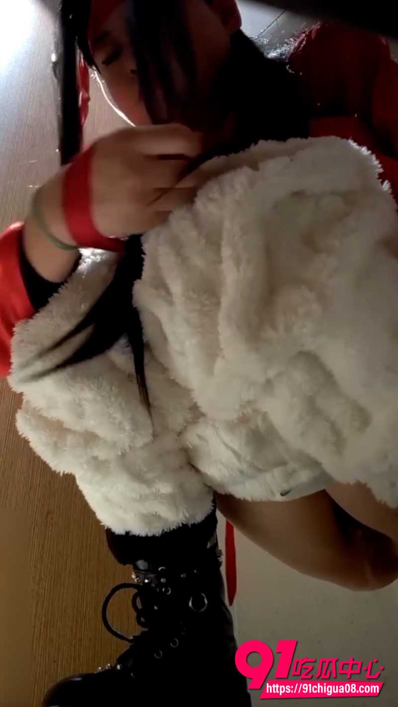 会展厕所偷拍极品Cos小妹放尿2