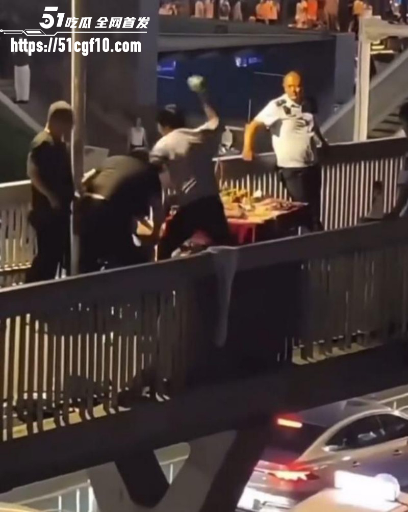 武汉天桥打人事件03