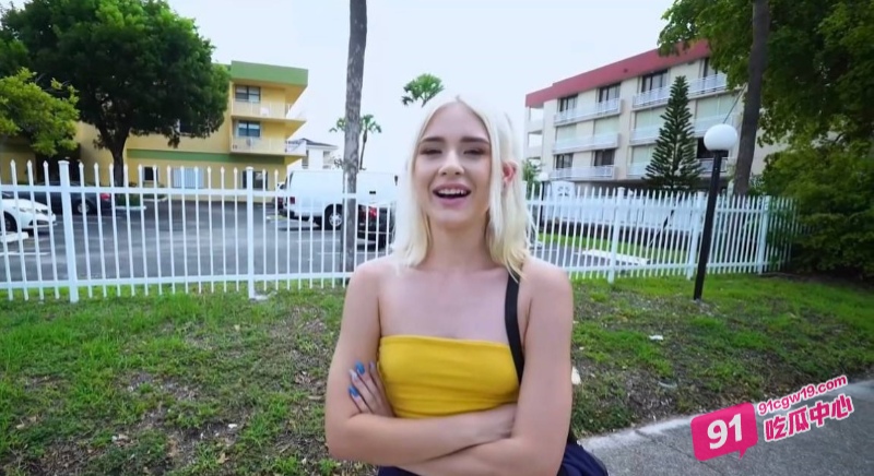 欧美路边搭讪神似赵丽颖的妹子 在与她来一波激情车震！玩的不要太花~ 配图