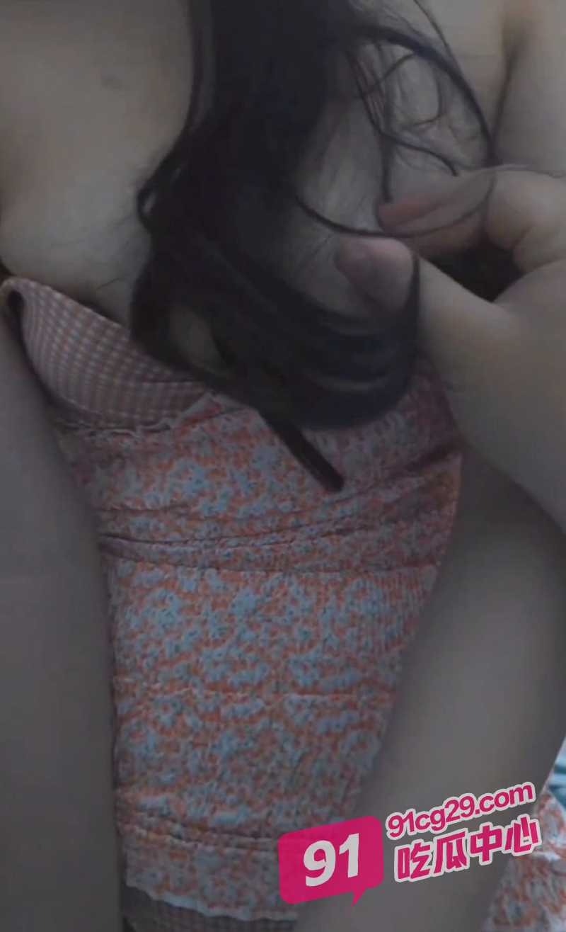 深夜撸片推荐～和尤物姐姐在爸妈房间玩欲擒故纵 好喜欢姐姐紧致小穴！ 配图