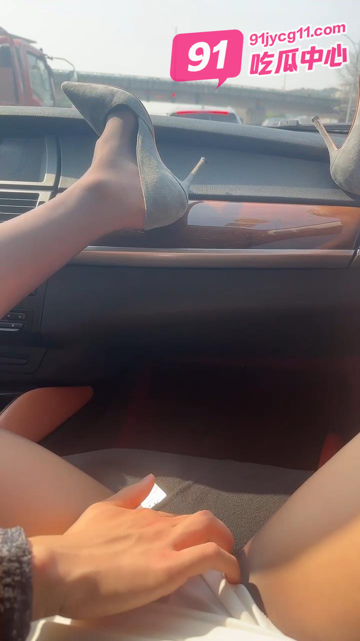长腿美女高速副驾座这样的事！这也太惹火了～ 配图2