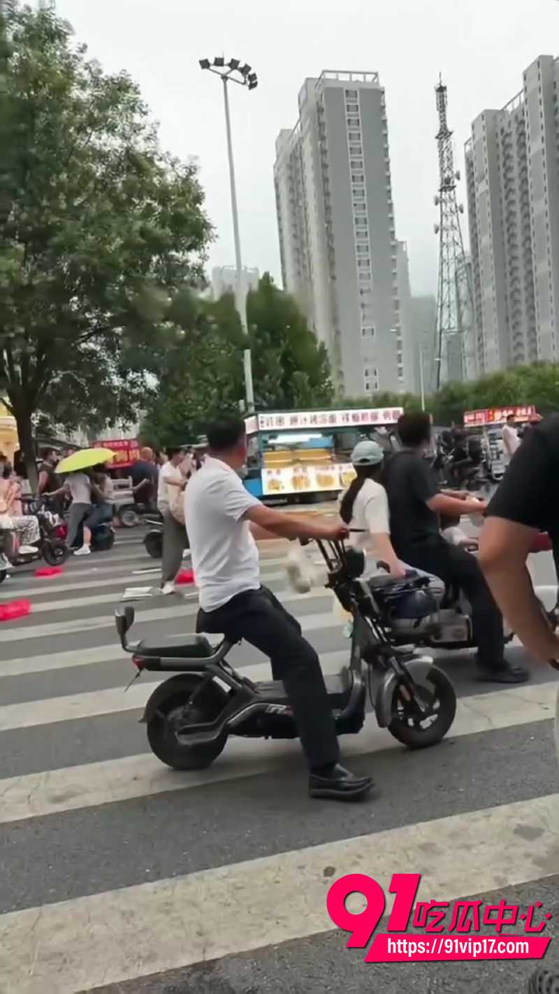 迎泰新城夜市炸串摊老板夫妇吵架 6