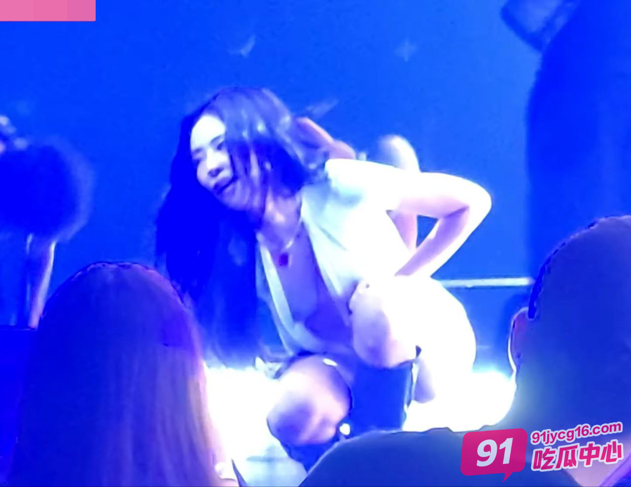 韩国女团金珍妮演唱忘我走光 这真不是财阀主人的任务吗？ 配图