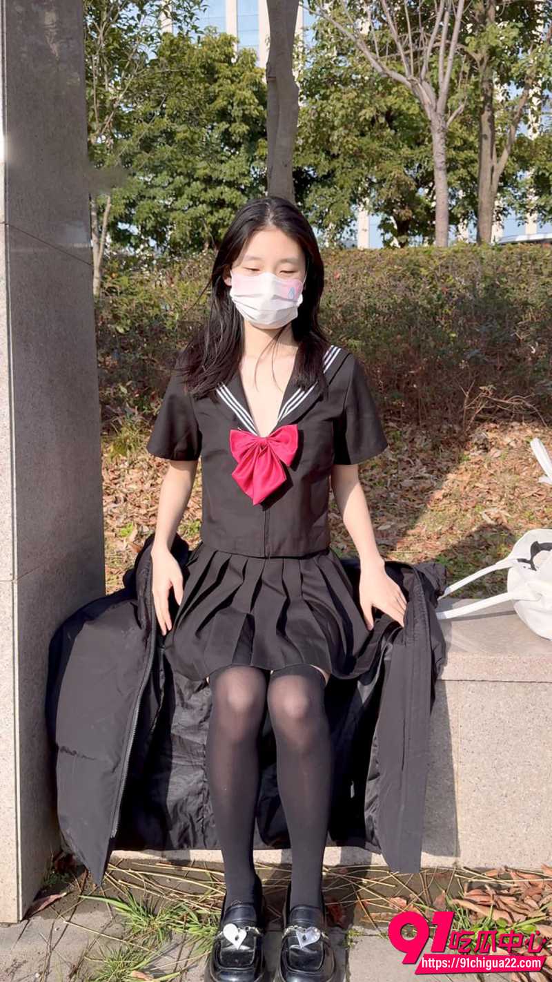 推特福利姬小雨绵绵 尺度露出新作 户外公交露出拍摄狂野抠逼自慰!