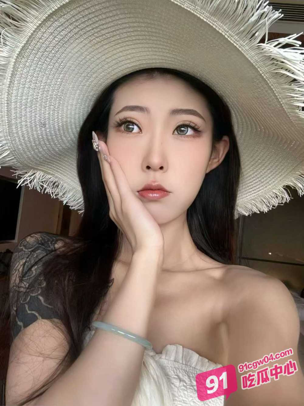 超美模特岑宁儿拍完性爱视频后擦拭精液时 被摄影师用嘴巴强制清洗蜜穴 ！ 配图6