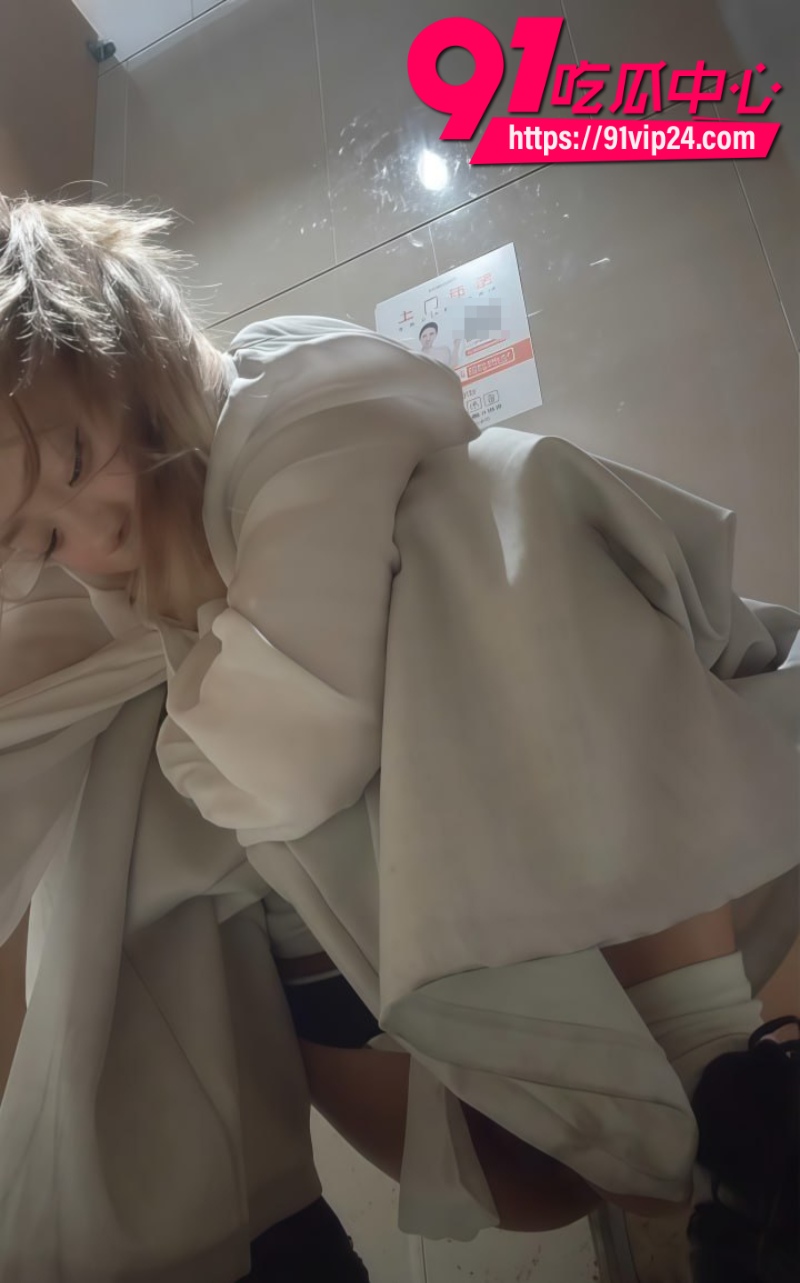 厕拍大神酒吧女厕所偷拍新作在坑位里安装摄像头偷拍美女们不雅尿尿画面3 厕拍大神酒吧女厕所偷拍新作在坑位里安装摄像头偷拍美女们不雅尿尿画面3