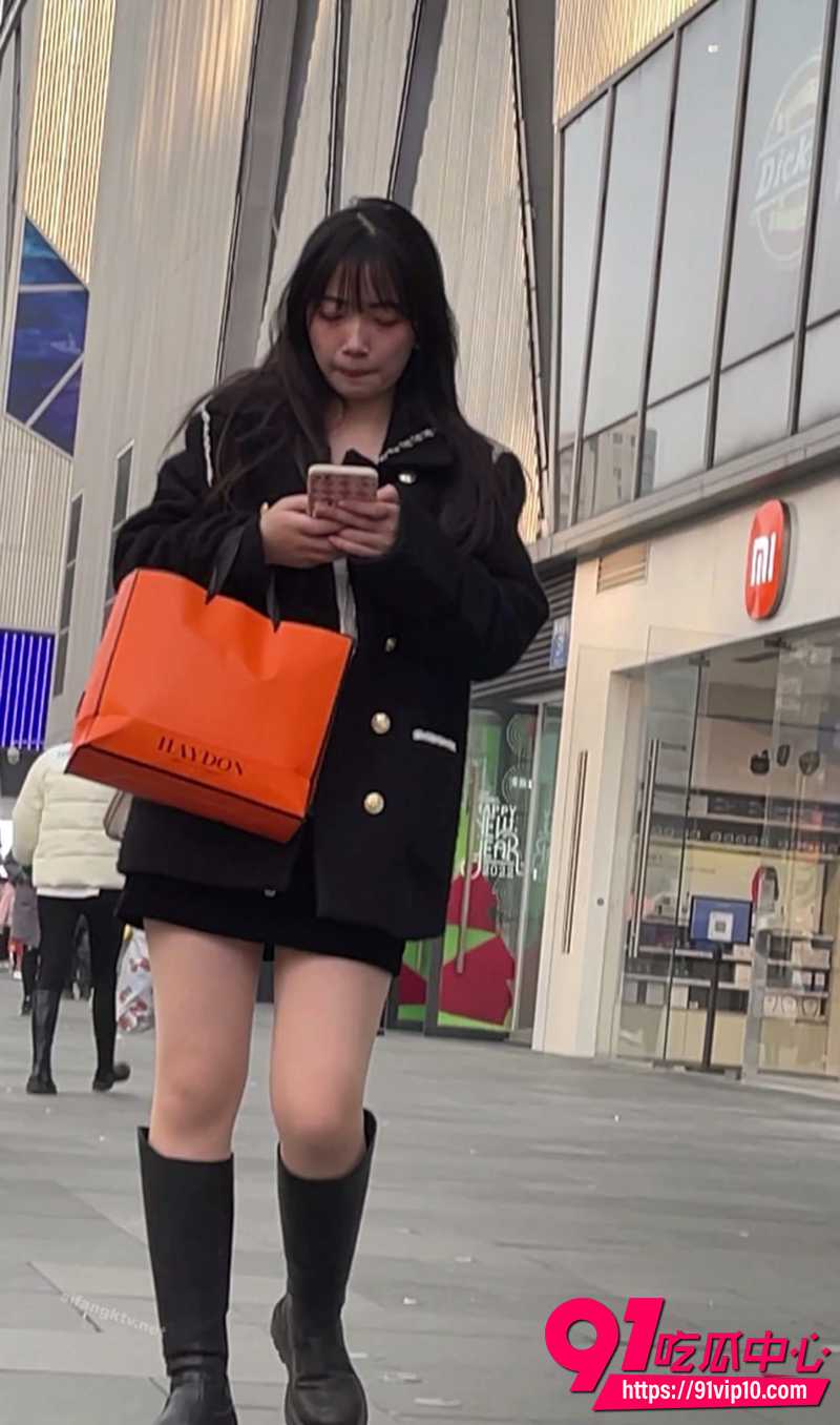 大神最新街头抄底 黑筒靴美女裙底一览无余 粉色内裤边缘走光勾人心扉！