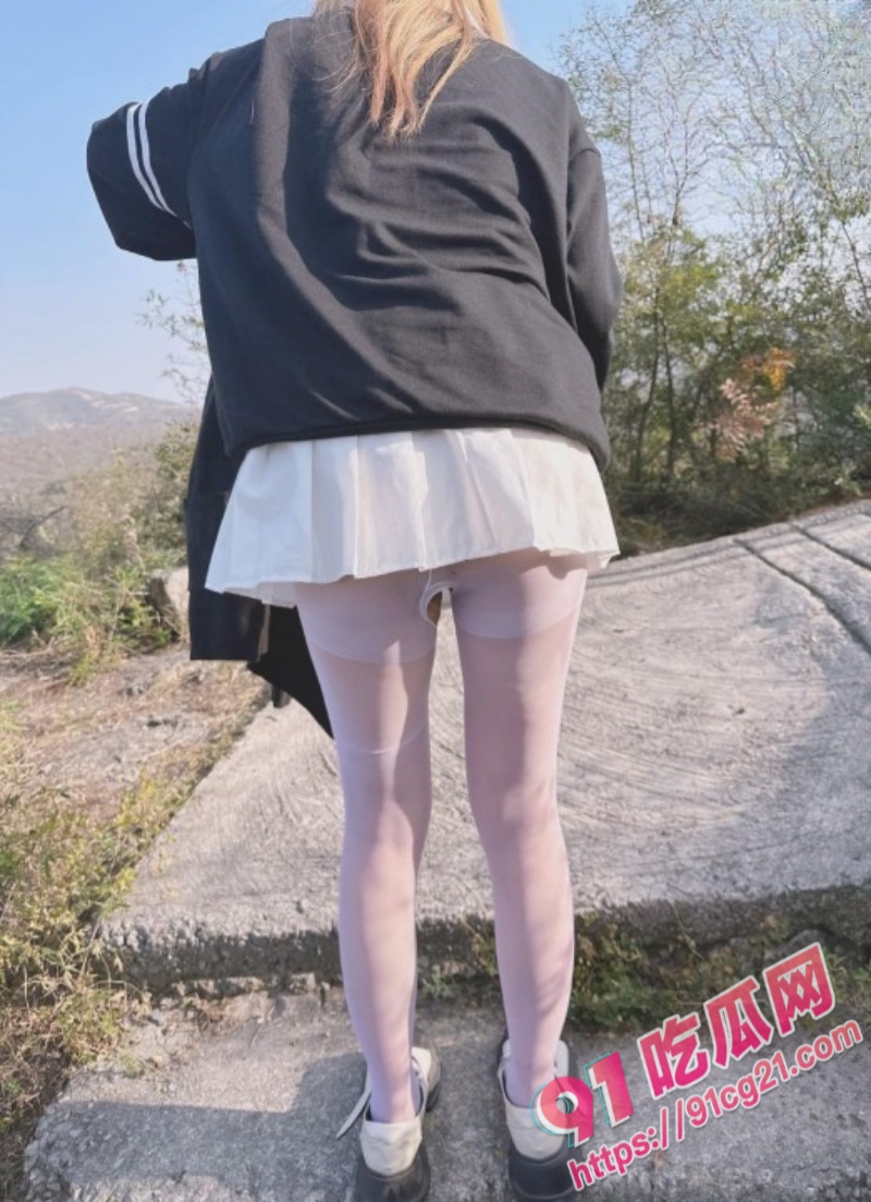 兄妹乱伦之妹妹穿上了白丝袜 用力太猛避孕套留在妹妹小穴里了！ 配图6