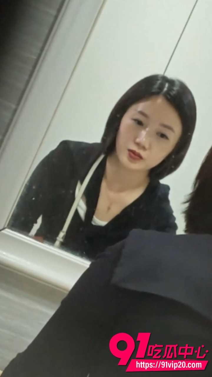 猫眼偷拍美女小姐姐上厕所1