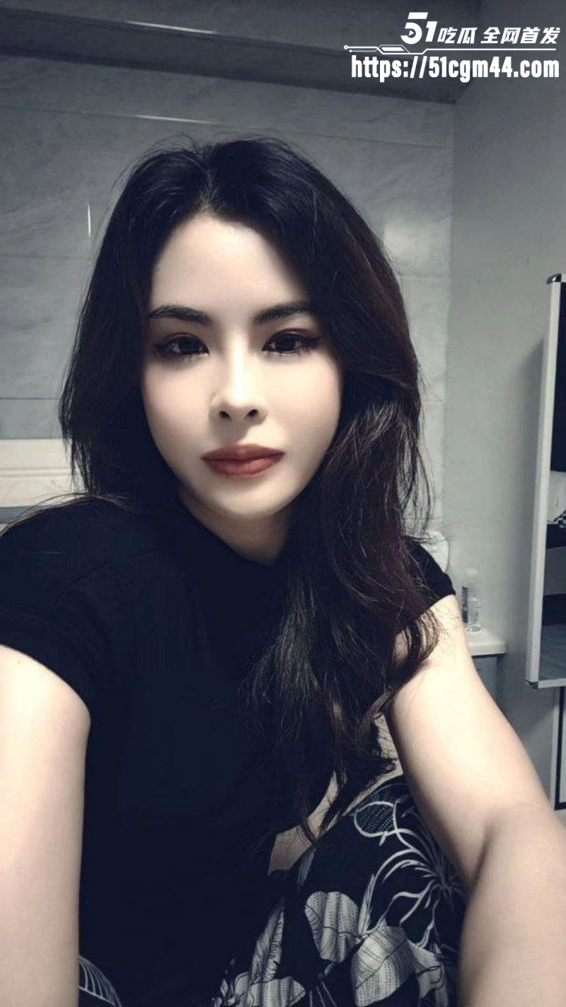 黑丝少妇居家性爱自拍 1