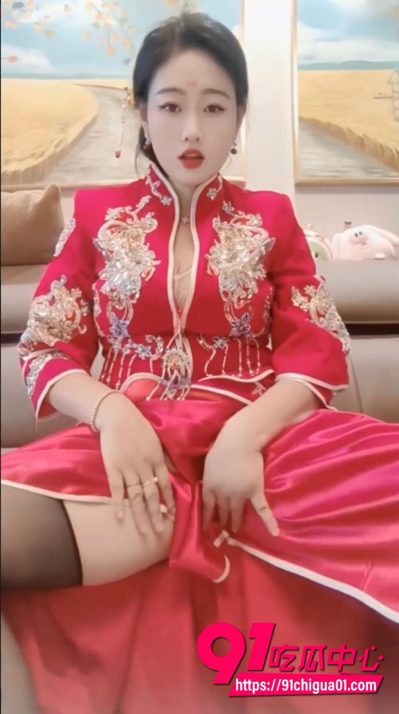 巨乳网黄新娘 娍 下海新作 古风秀禾婚服狂野自慰肆意玩弄 珠链假屌双重刺激高潮喷涌 极致诱惑不容错过