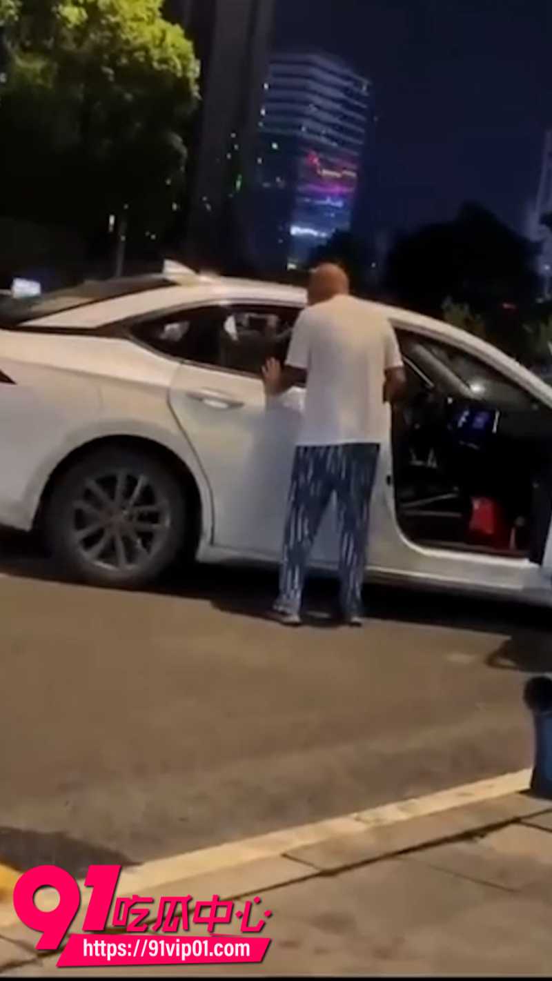 重庆街头一位大爷跟老婆吵架气的当场心脏病发作2