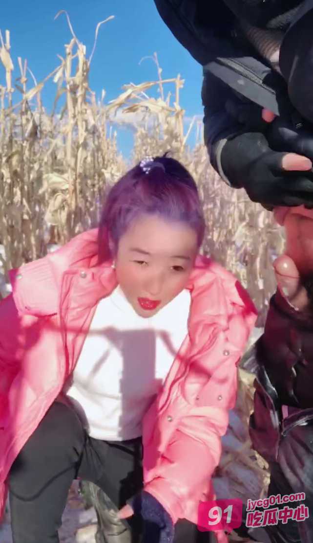 少妇玉米地大战炮友 少妇如愿以偿口爆吞精一脸满足！ 配图4