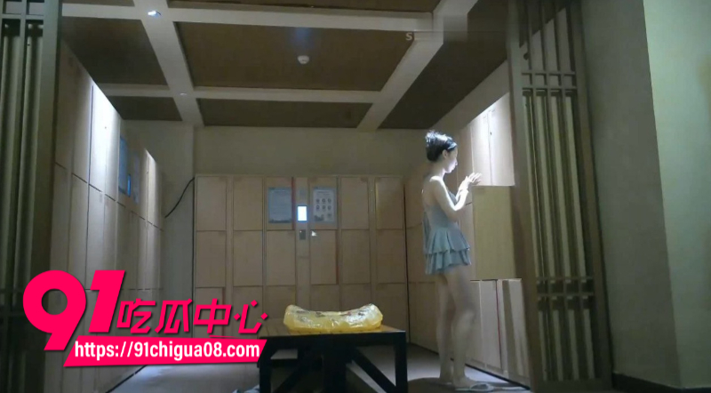 大神男扮女装后 混进水上乐园女更衣室偷拍 美女们赤身裸体的样子尽收眼底