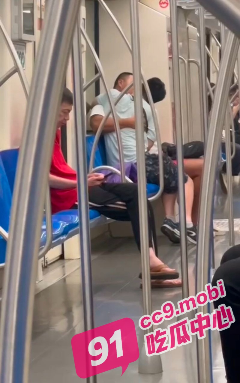 地铁奇闻 基佬旁若无人激情拥吻 同日北京一男子地铁遭gay佬摸鸡猥亵