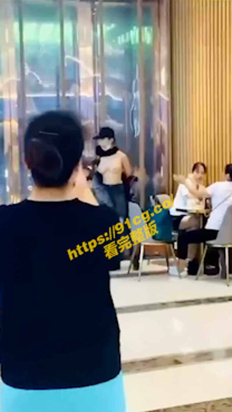 惊呆了!广西奇女子商场衣物脱光四处走动发狂与路人争吵辱骂
