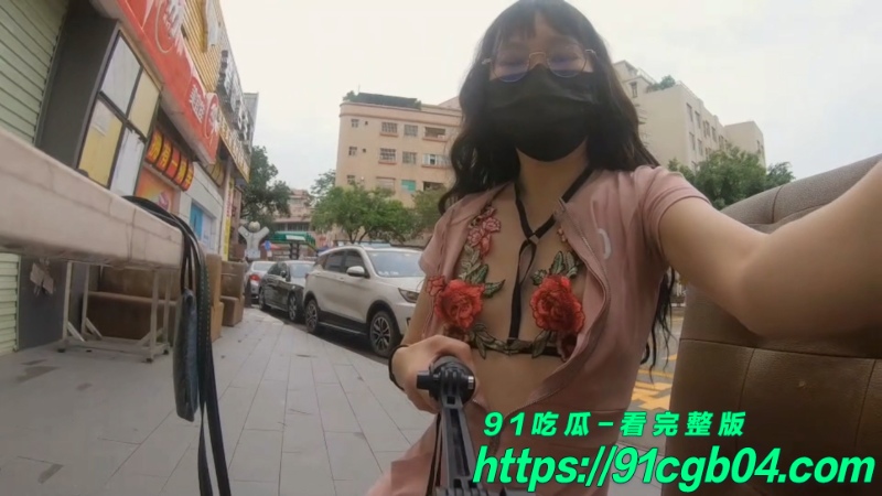 推特反差少妇冯珊珊在居民区极限露出网页素材3水印版