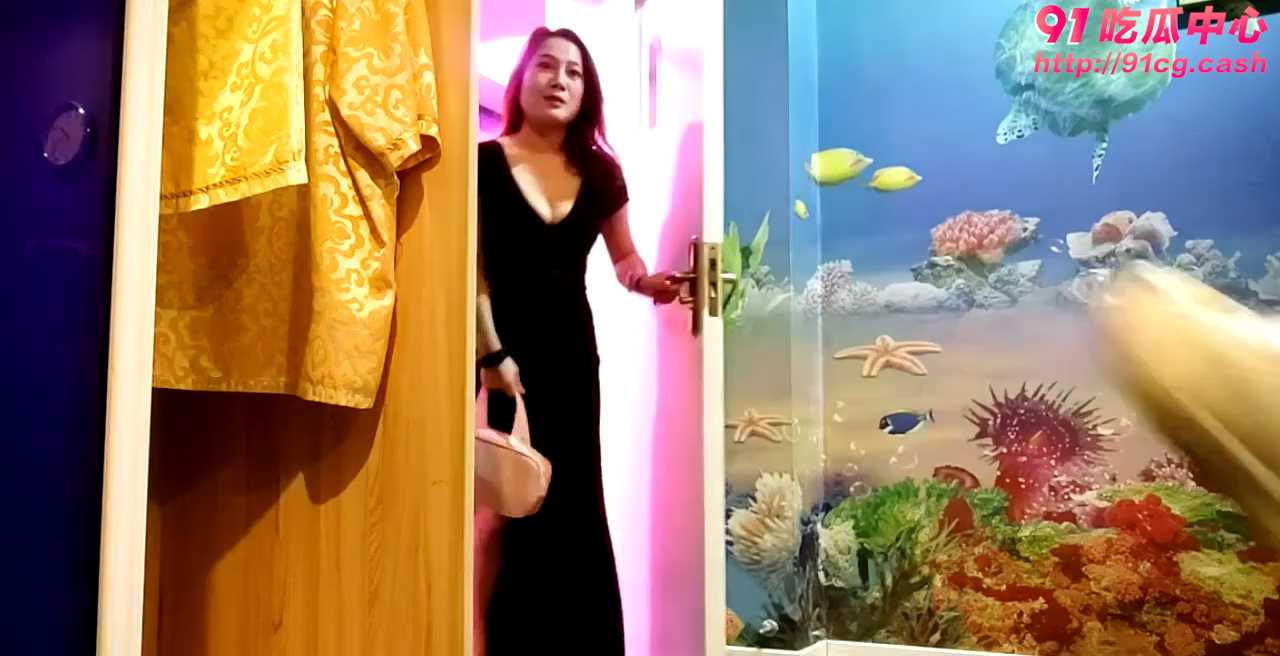 足疗店选妃半套玩 没想到选到极品黑丝小妹足交骑乘内射样样精通