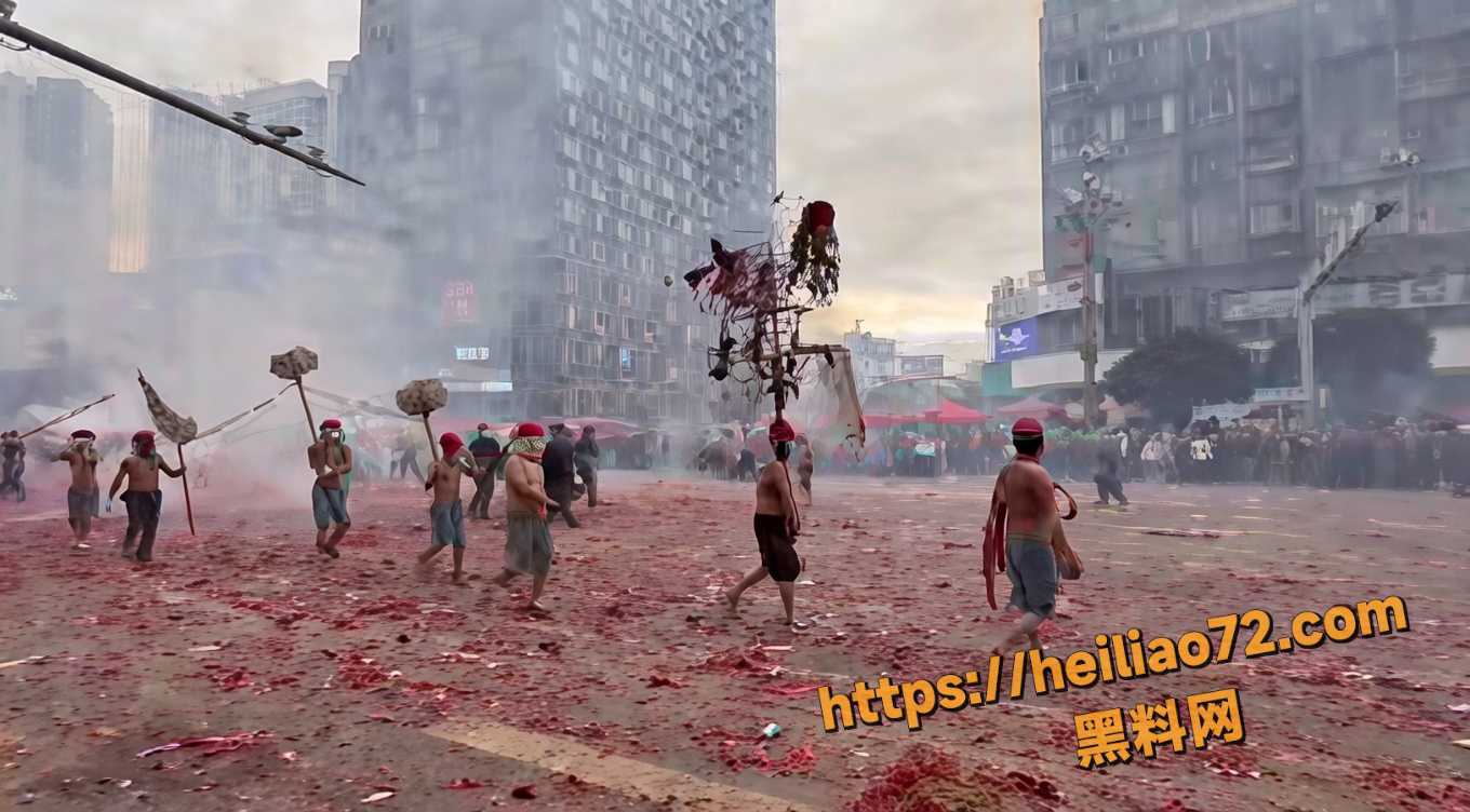 贵州德江正月十五舞龙 鞭炮狂轰裤子炸开花 硝烟四起太刺激 配图