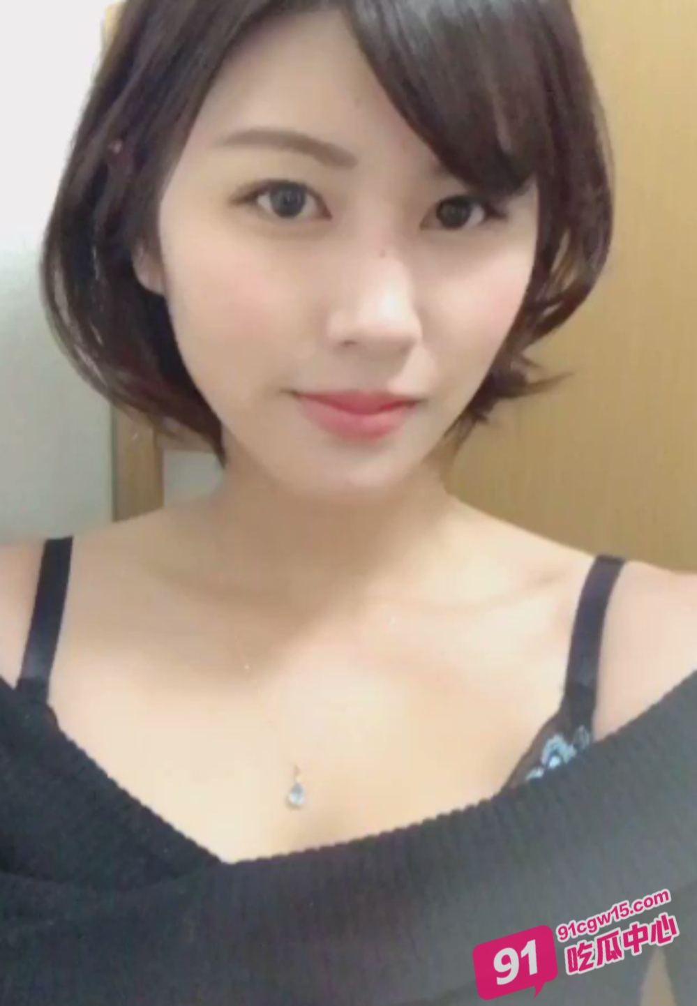 撸片推荐～性感已婚女上司谎称加班只为偷尝下属巨屌 “经理 你好骚啊”