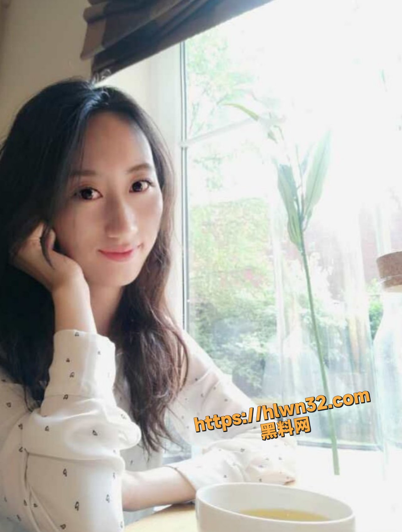 难忘的白领少妇 我们疯狂的做爱 让她趴在床上分开她的双腿 从后面进入她的身体 一股精液澎湃而出 配图