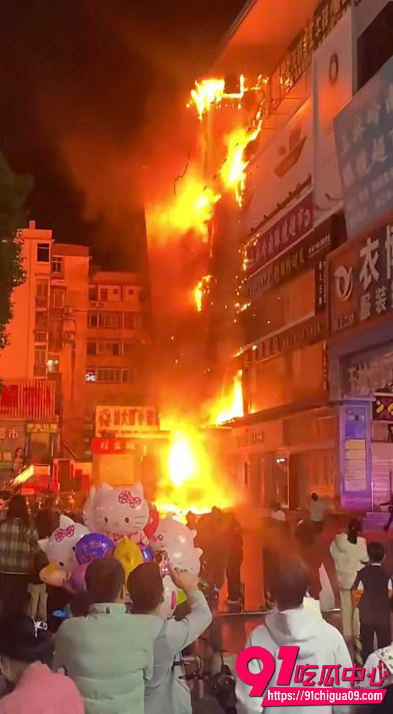 广西玉林新年凌晨惊现火烧连营 森雅精品酒店瞬间被吞 现场惨烈视频流出!