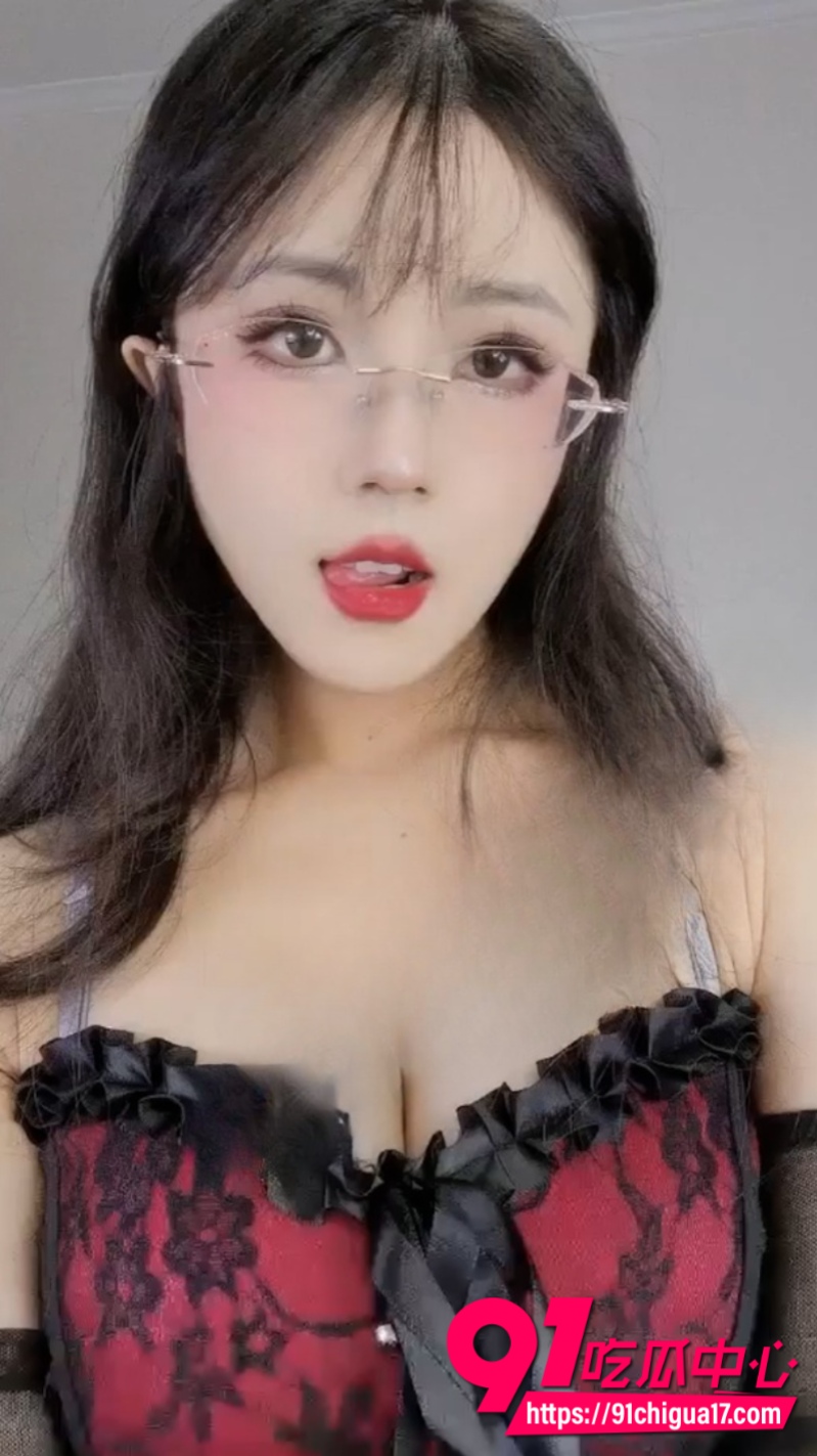 B站网红蜜桃花匠 真空黑丝秀粉嫩小穴 舰长给粉丝的福利 超炸裂！