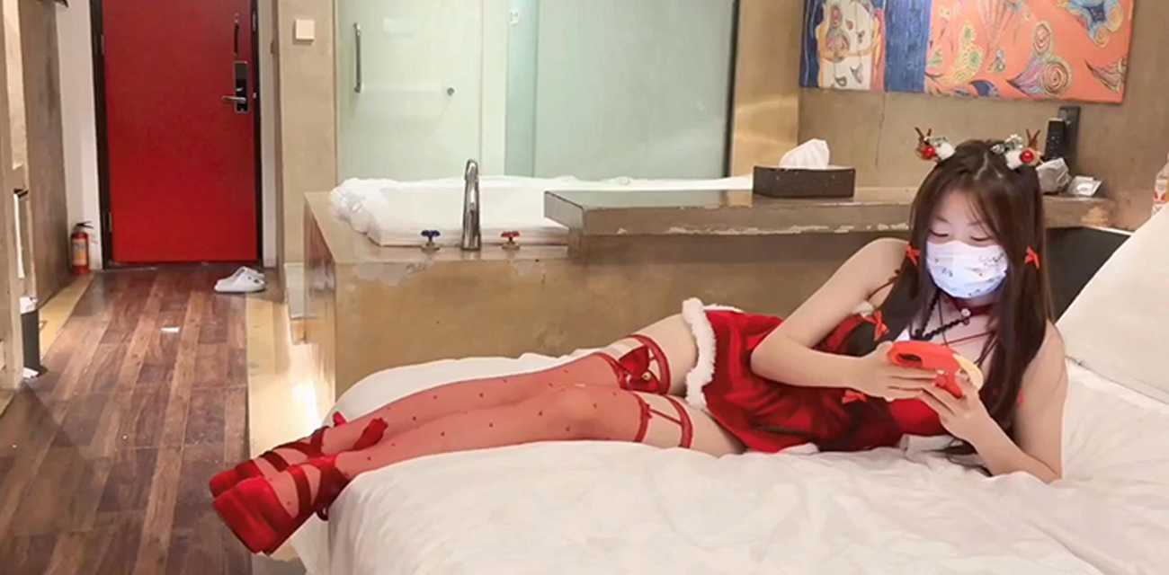 极品福利姬 小米粥 女友的圣诞惊喜 化身礼物榨干男友精液 肉棒深插嫩逼颜射满脸！