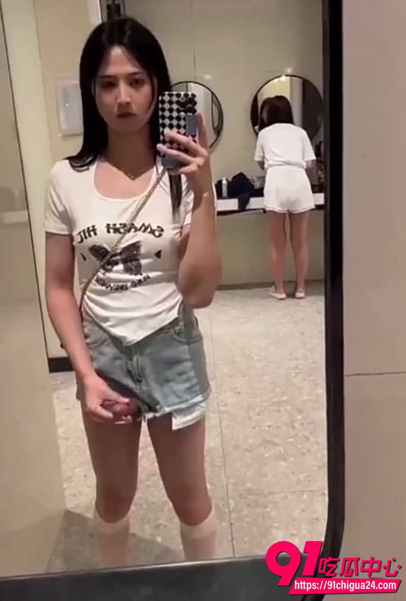 伪娘女厕所打飞机  3