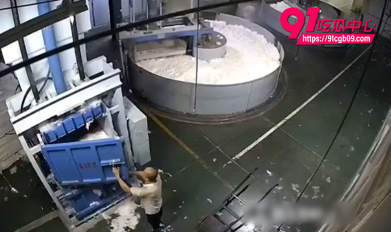 西北角碎料机血腥惨案2