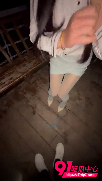 海角大神会喷水的亲姐姐新作铁路旁公开调教假阳具双穴齐开高潮喷水晚上再戴狗链公园继续深入爽到腿软