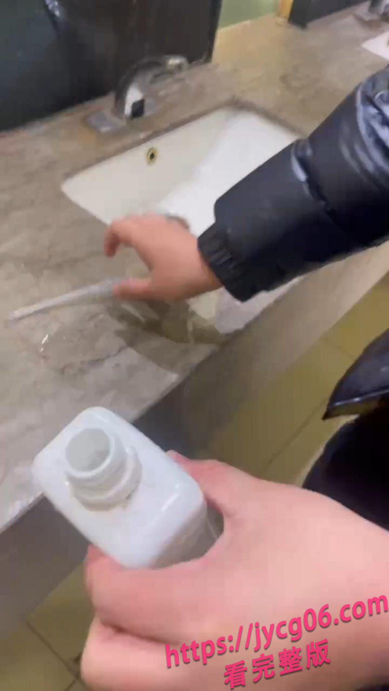 河南男子厕所内“操作”疑似露馅！店员抓包现场一度失控 配图6