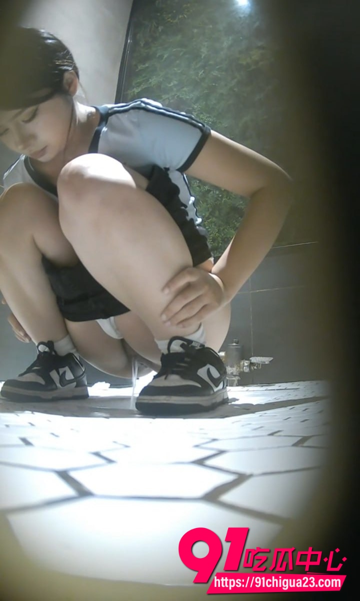 KTV厕所偷拍小姐姐蹲坑7 KTV厕所偷拍小姐姐蹲坑7