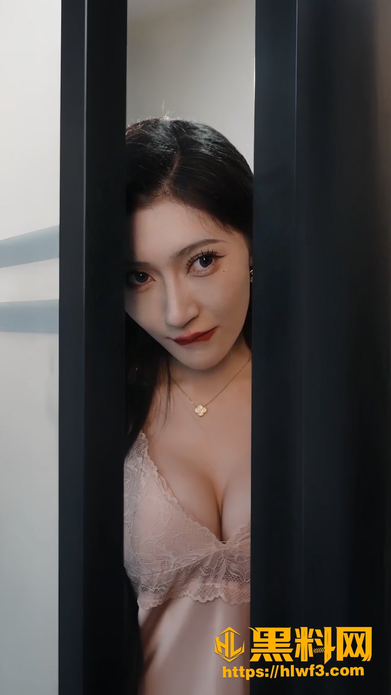 热播擦边短剧《黄粱一梦》 阿姨关上门用黄瓜自嗨 坏闺蜜推门进来直接上手一起玩