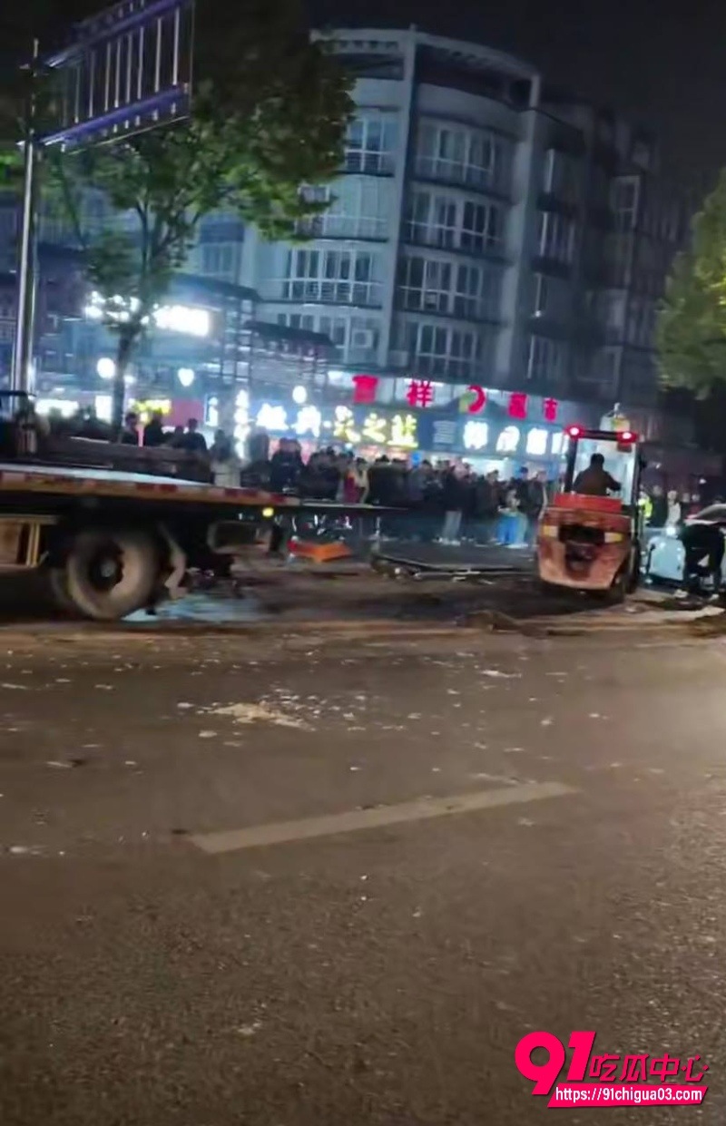 九江市区 迈凯伦 赣GVV117 深夜飙车撞护栏5 九江市区 迈凯伦 赣GVV117 深夜飙车撞护栏5