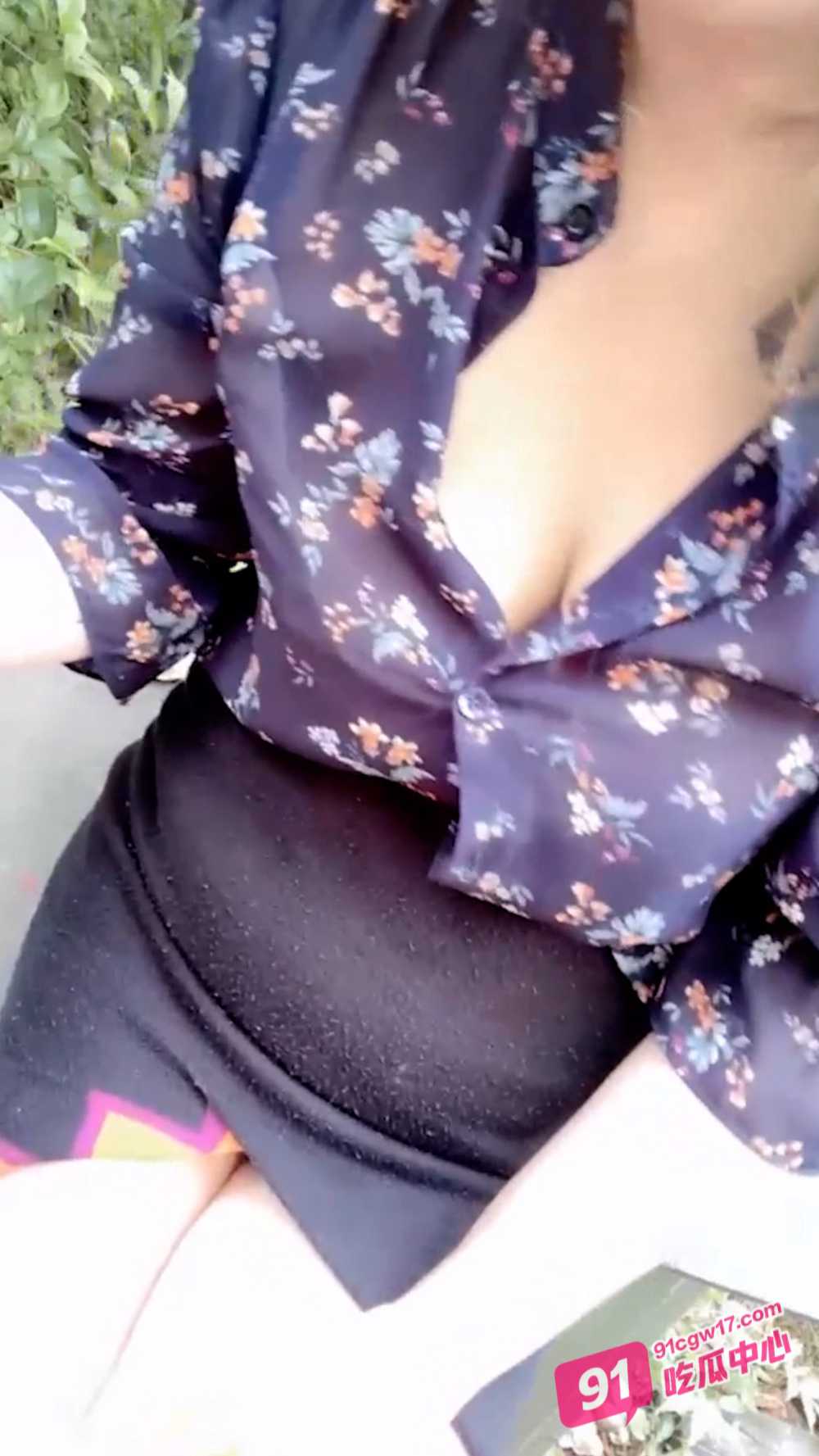 极品户外野战 爆乳美熟女公园勾引外野激战趴着石碑开干