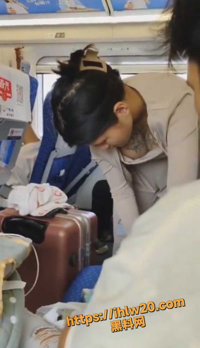 万人求的 高铁纹身大奶妹 黑料竭所能为网友找到了原视频 小妹的大奶就这么迷人？