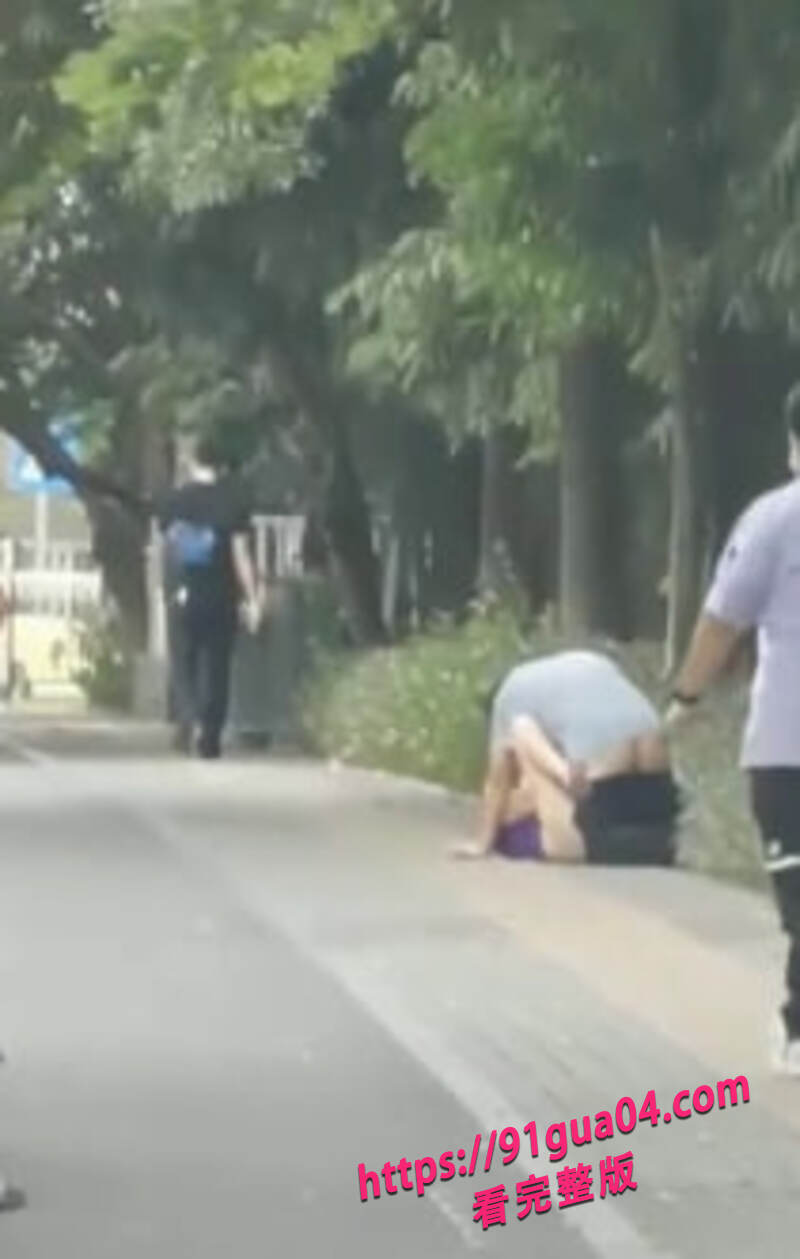 情侣街头激情缠绵03