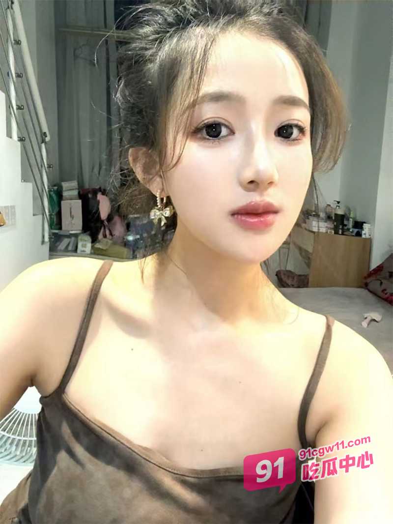 叔叔大战离异女同事～性欲非常强各种姿势精通 还有点害羞挡住脸不让拍呢~