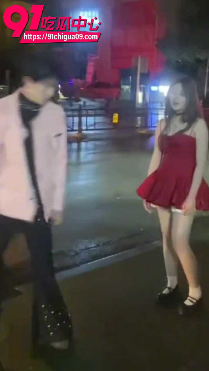 街头红裙辣妹当众揭穿男同男友6