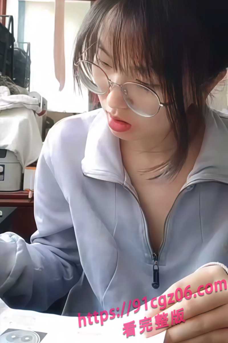 高三学生妹宿舍直播自慰 谁花钱多就给谁卖骚 “你这么骚 你们班的男生知道吗？