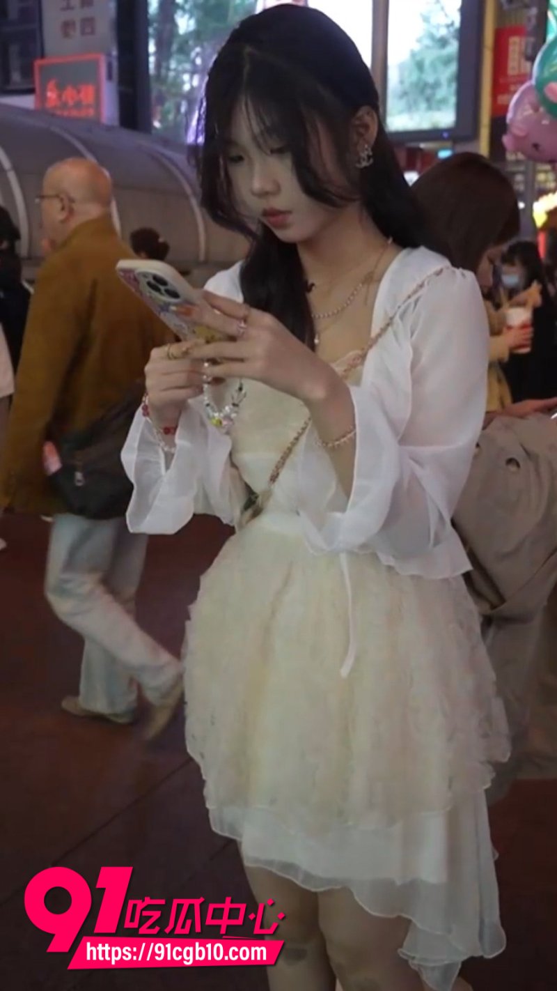 抄底大神偷拍多位小姐姐合集9