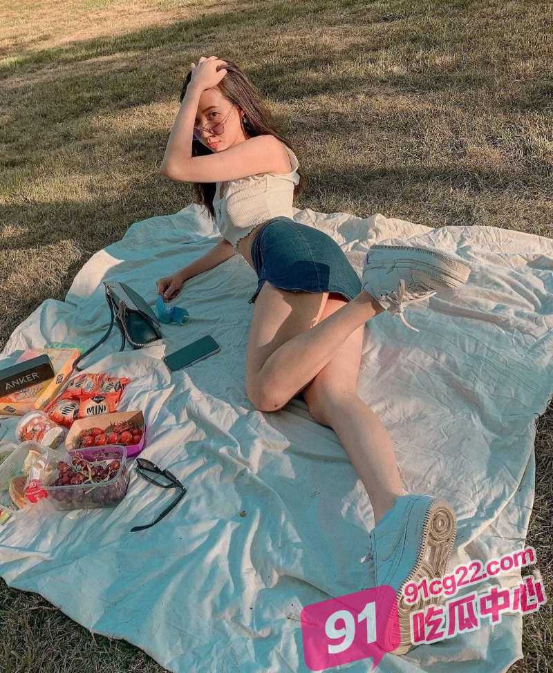 在校大学生兼职模特 拍完外景被摄影师爆操 好看的女生都被摄影师先品尝啦！